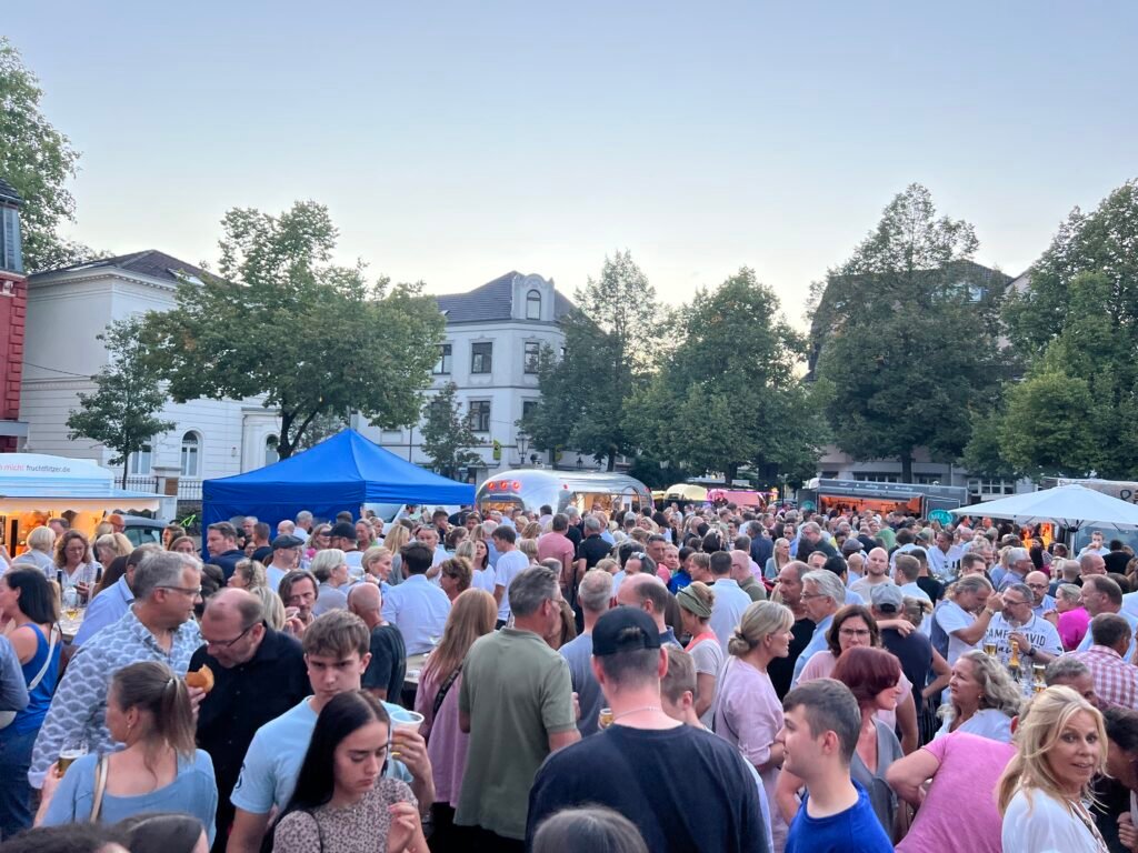Saarner Feierabend auf dem Pastor-Luhr-Platz in Saarn.