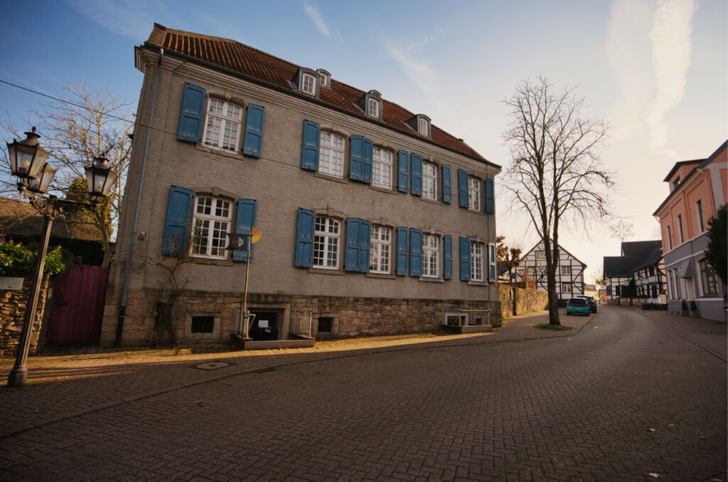 Häuserzeile mit blauen Fensterläden