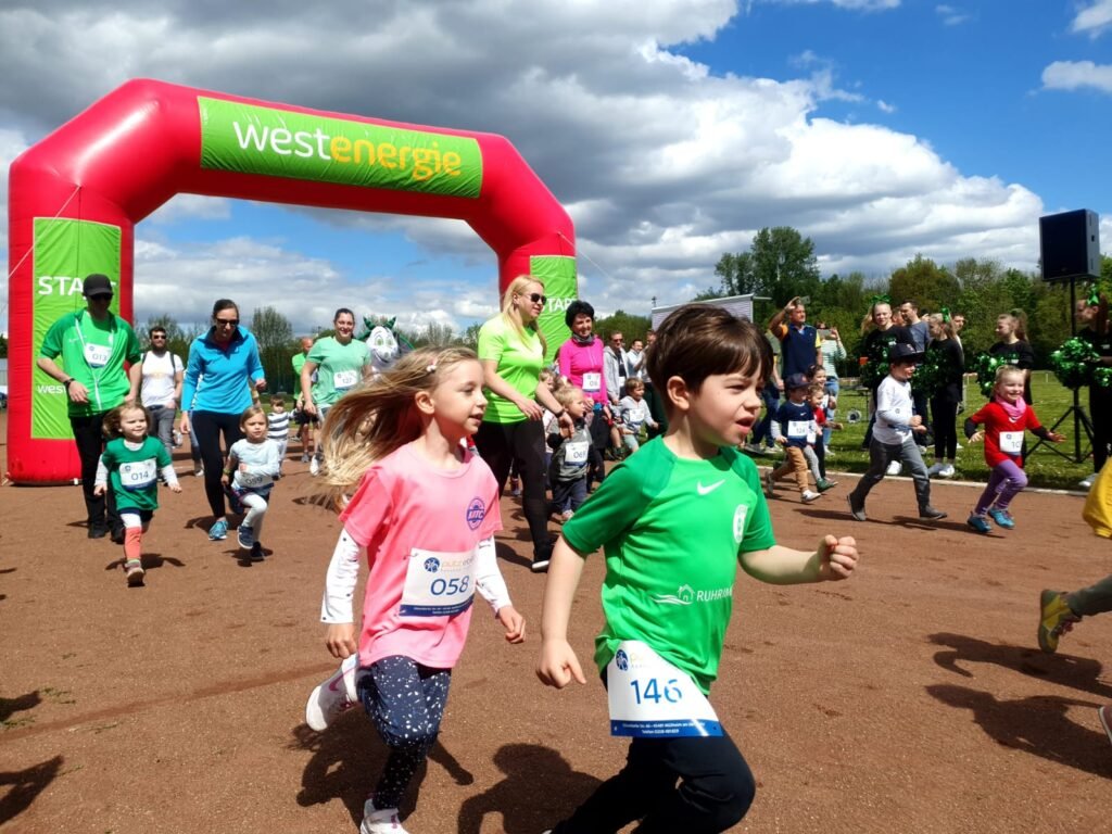 Kinderlauf unter buntem Startbogen